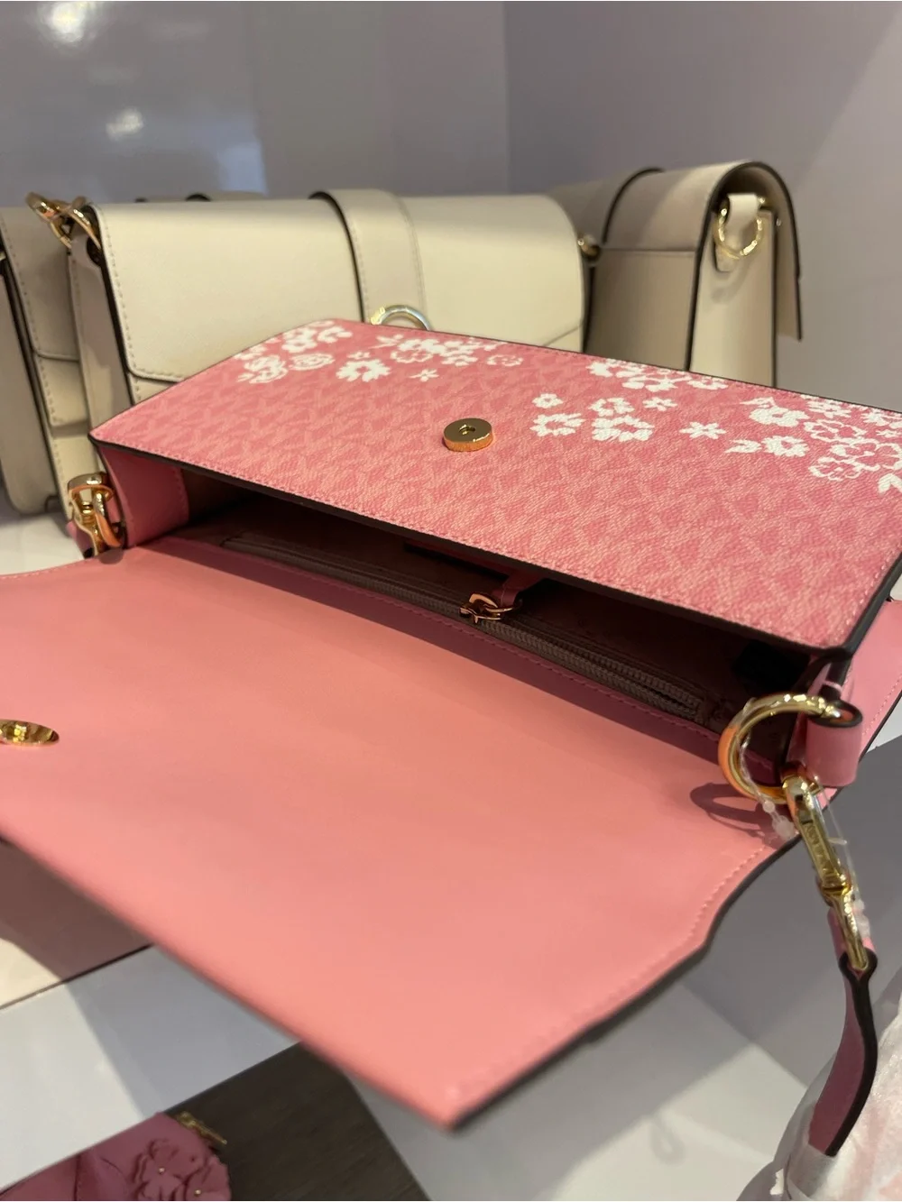 MICHAEL KORS Greenwich Md Printed Signature Logo Convertible Shoulder
Carnation - Picture 12 of 14